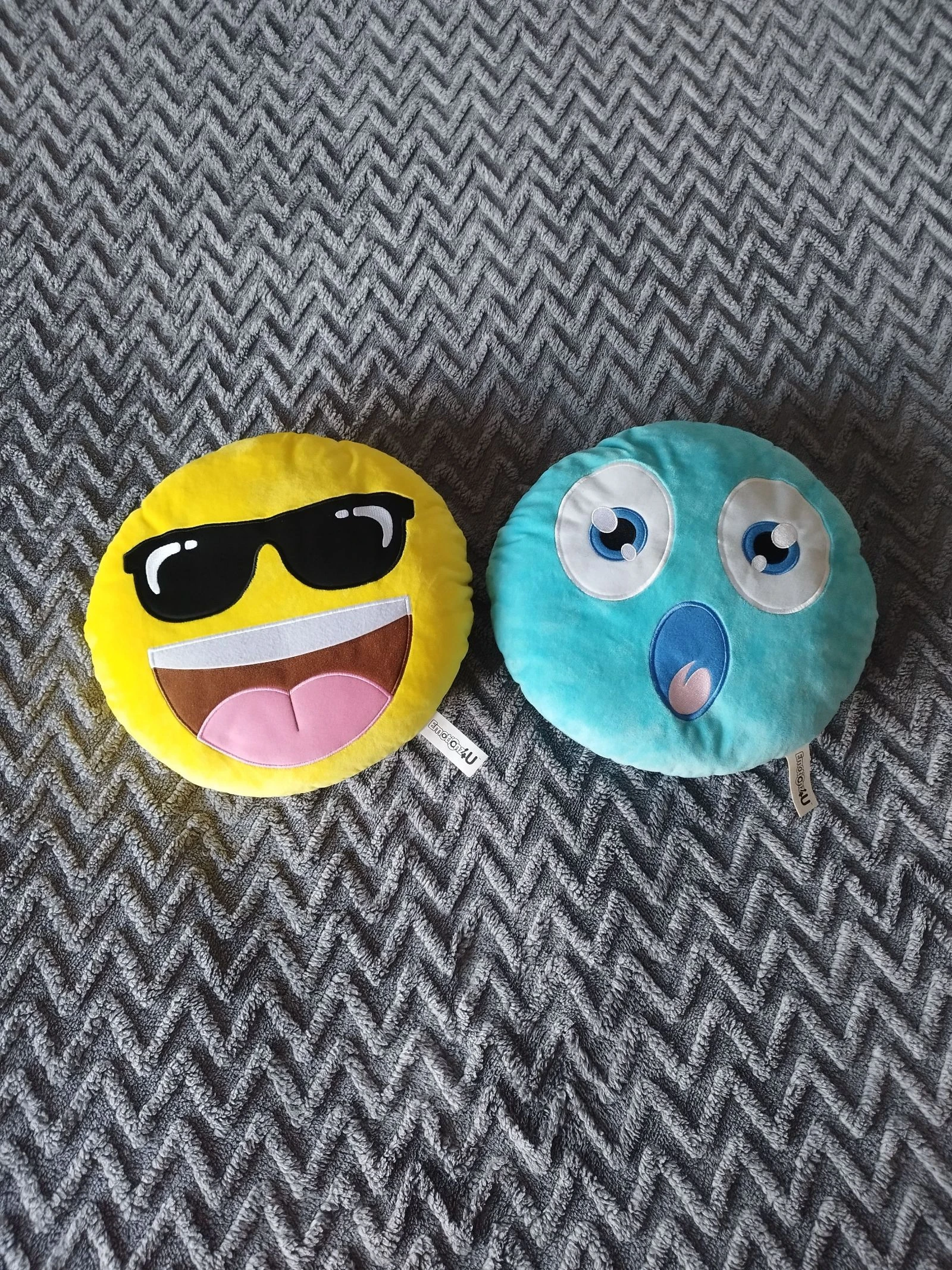 Peluches cojines emojis